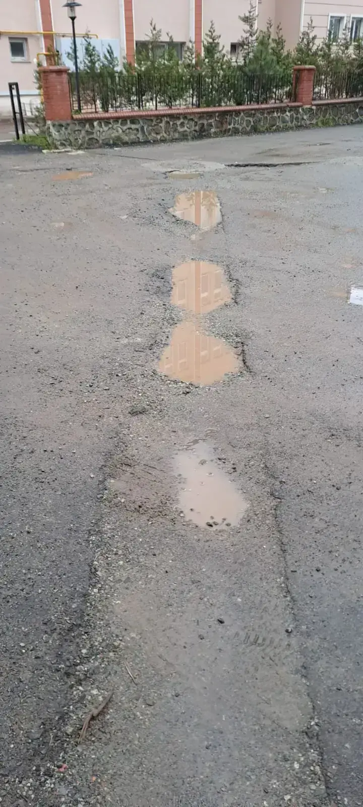 Yoldan ge&ccedil;en ara&ccedil;lar istemedende olsa &ouml;ğrencileri ıslatabiliyor. &Ccedil;ocuklar 